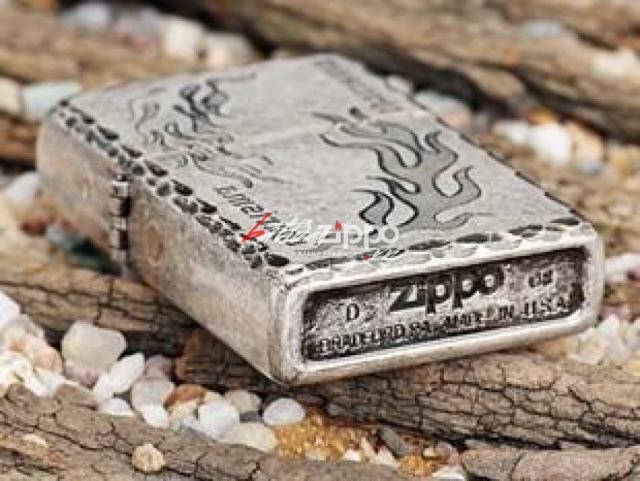 Bật lửa Zippo bạc cổ trạm khắc hoa văn ngọn lửa