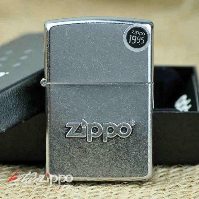 Bật lửa Zippo dập nổi chữ Zippo bạc